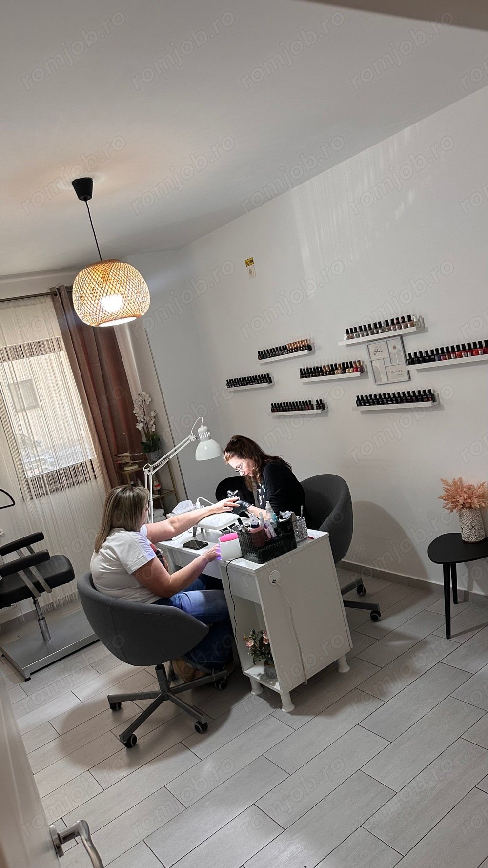 Oportunitate de Angajare: Manichiurista Pedichiurista in Salon Youshine
